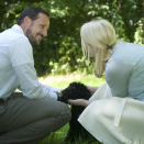 The Crown Prince and Crown Princess in the garden at Bygdø, with their puppy Milly Kakao. Hand out picture from The Royal Court. For editorial use only - not for sale. Picture size: 4081x6144 px, 8,76 Mb  (Photo: Veronica Melå, The Royal Court)